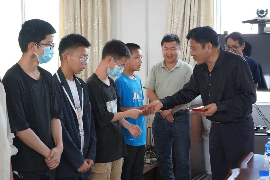 祥云：爱心助学暖人心