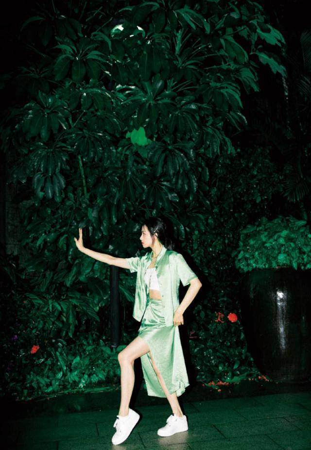 锁骨链退场了，现在流行“半身链”，时髦又个性，宋茜戴上美翻了