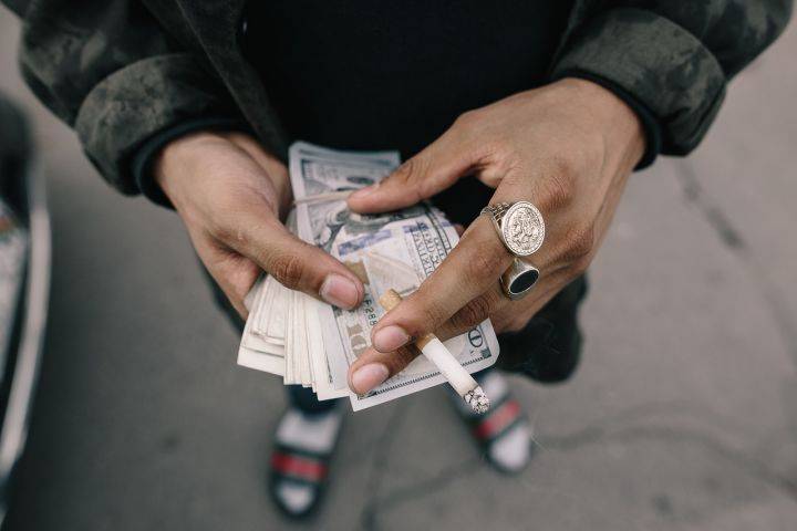 50ETF期权行权还是平仓？商品期权跟股指期权一样吗？