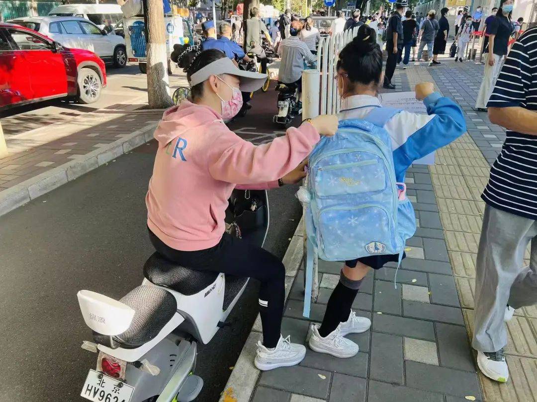 1039看两会 | 如何破解学校周边交通难题？市政协委员为“平安有序通学路”建言献策