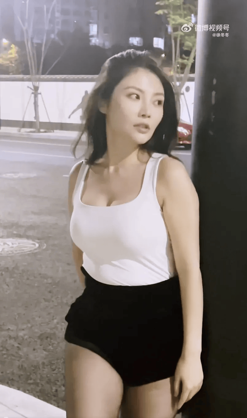 “椰树女神”徐冬冬大方晒照,并配文:我的蝴蝶袖,很丰腴!