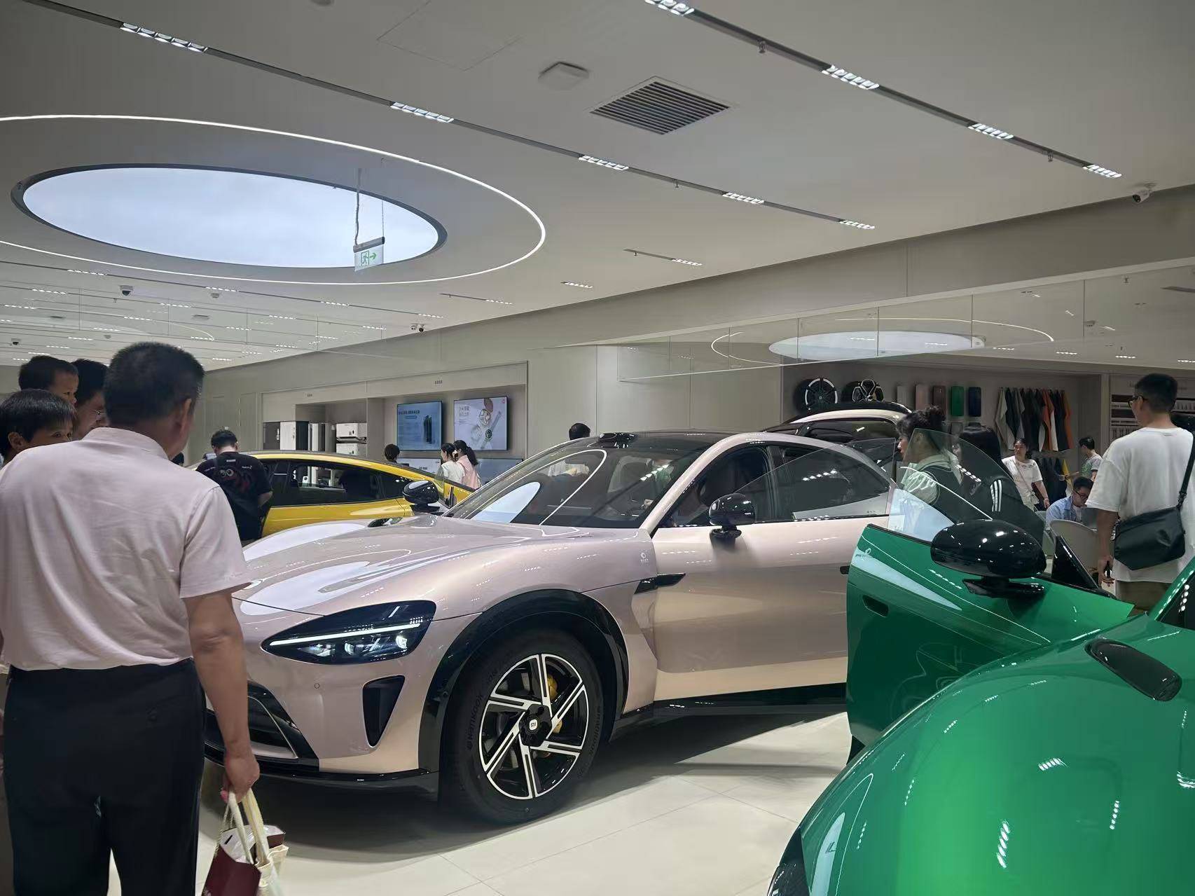 小米YU7上市72小时：“锁单+1”刷屏工作群，提车时间最长超一年，雷军直面“产能挑战”？