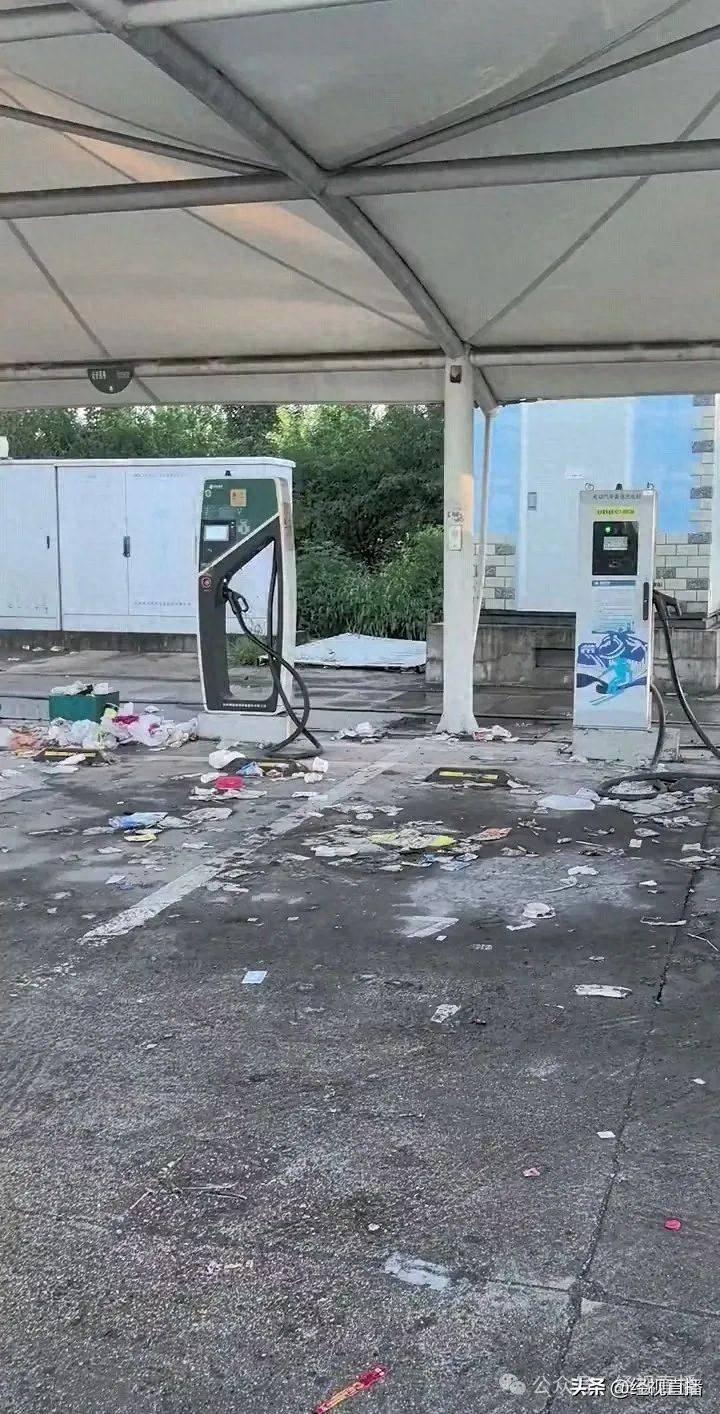河北张家口一高速服务区垃圾成灾,休息区桌椅上堆满泡面桶,官方回应