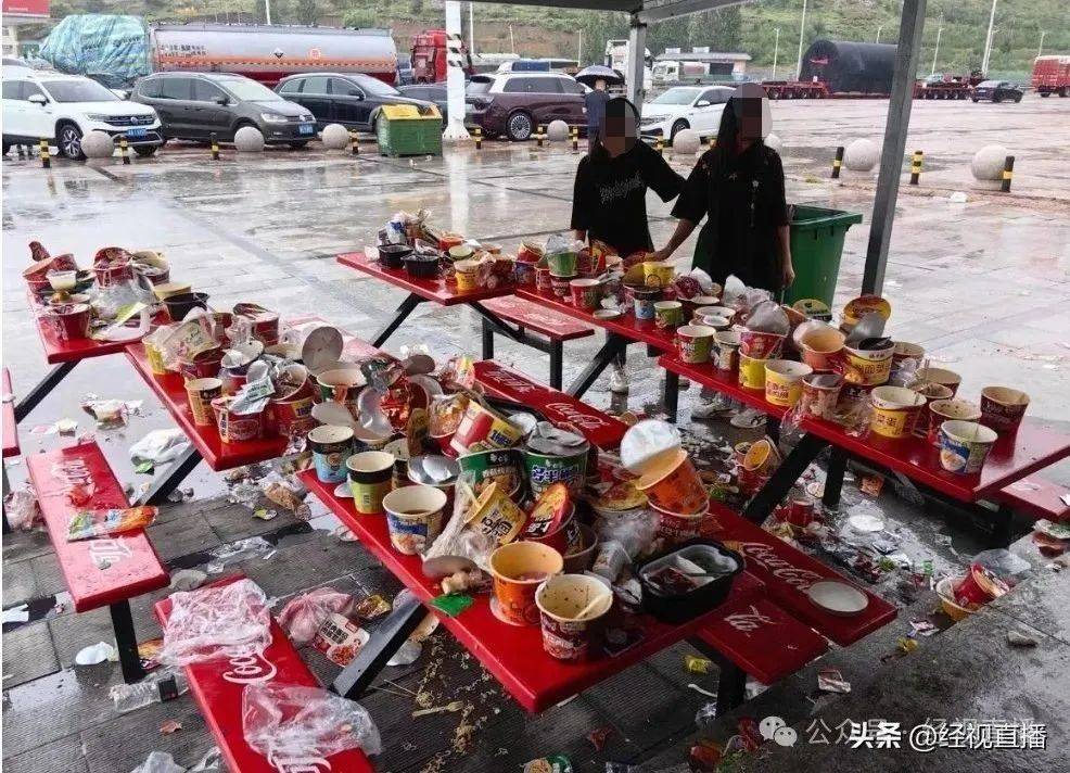 河北张家口一高速服务区垃圾成灾,休息区桌椅上堆满泡面桶,官方回应