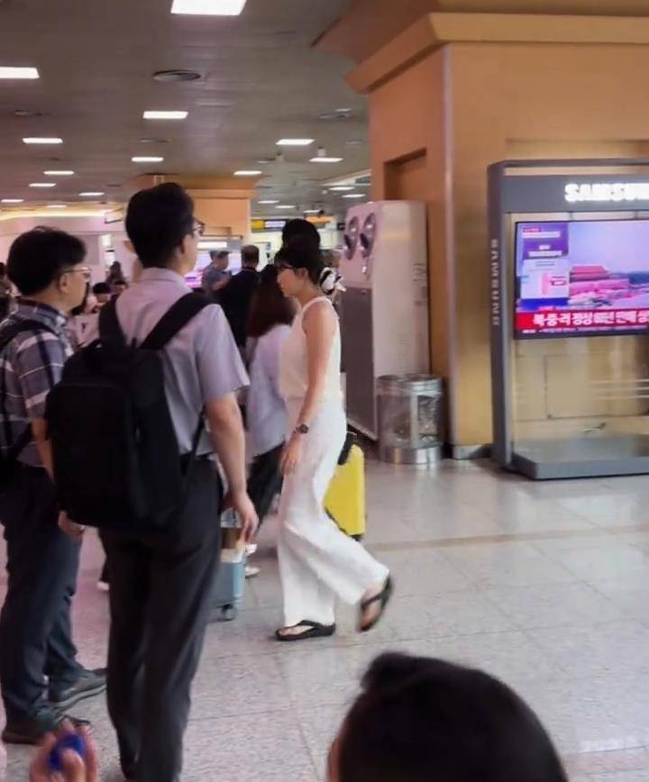 韩国高铁站直播九三阅兵，旅客纷纷驻足观看拍照，现场中国游客：他们感到震惊