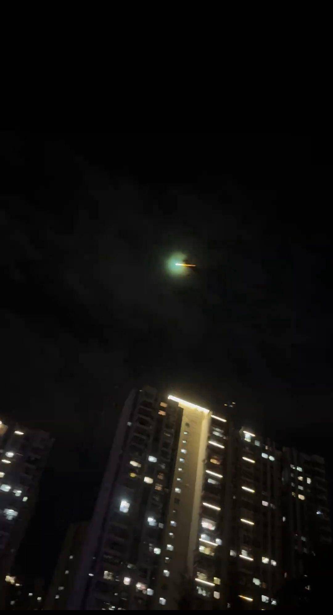 福建多地夜空现不明飞行物？目击者称速度极快放蓝绿色光芒，专家回应