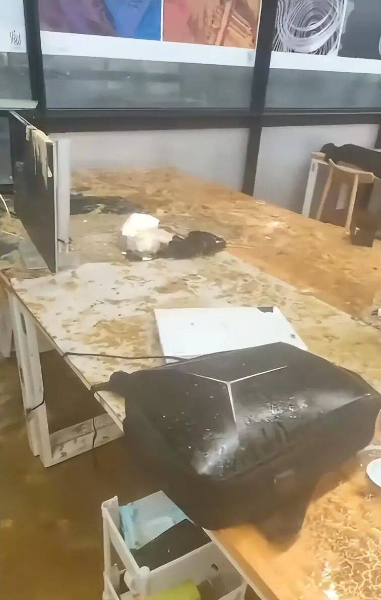 浙江杭州一女生教室正做作业，头顶管道破裂被污水淋头，情绪崩溃大哭，中国美院良渚校区：眼镜堵塞管道致泄漏，女生已得到安抚