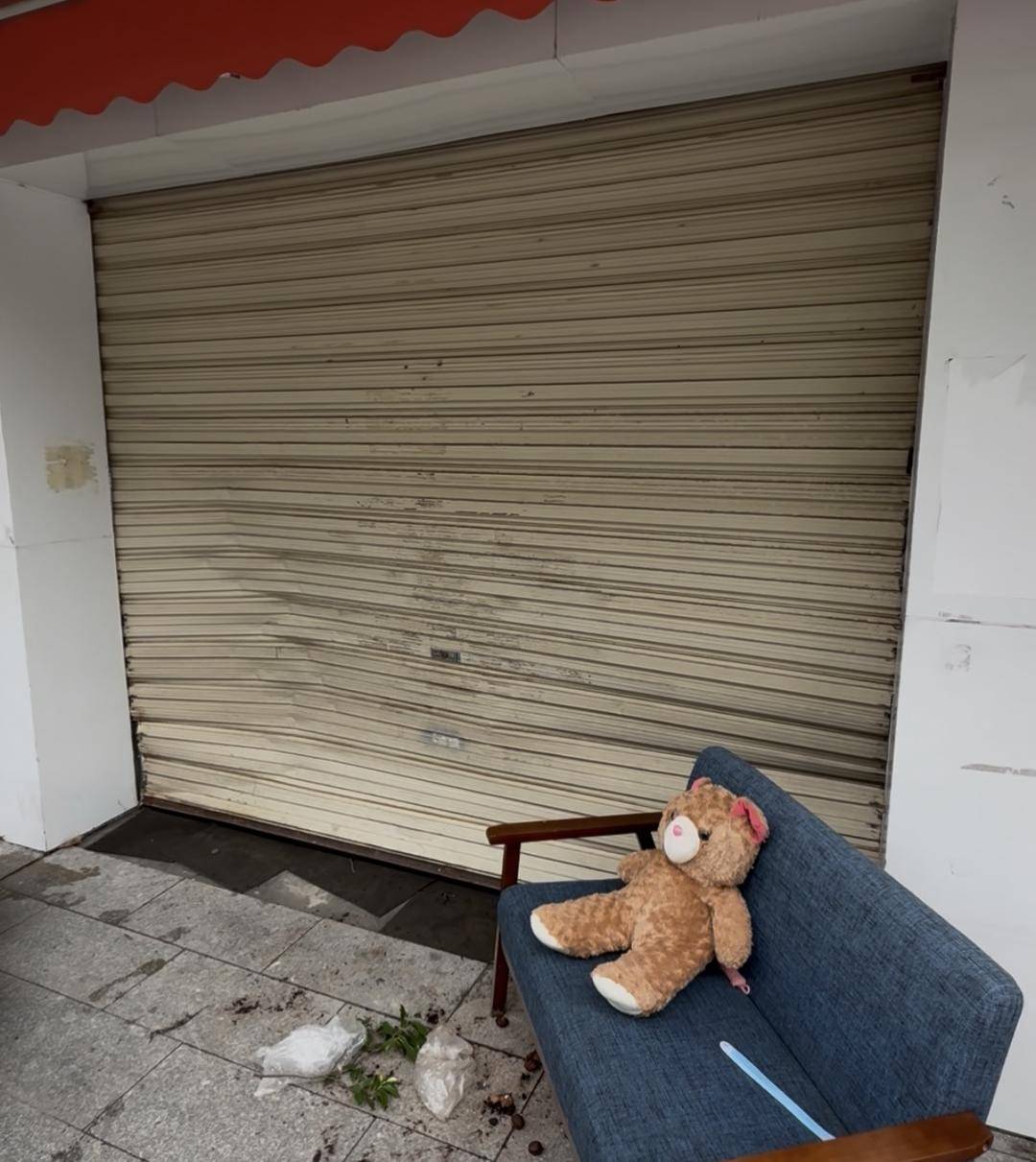 台风天珠海一司机驾越野车造浪冲破多家店玻璃,警方:行拘10日!