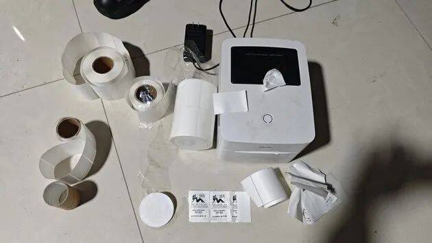 送孩子上学发现后视镜被贴,妈妈当场举报!