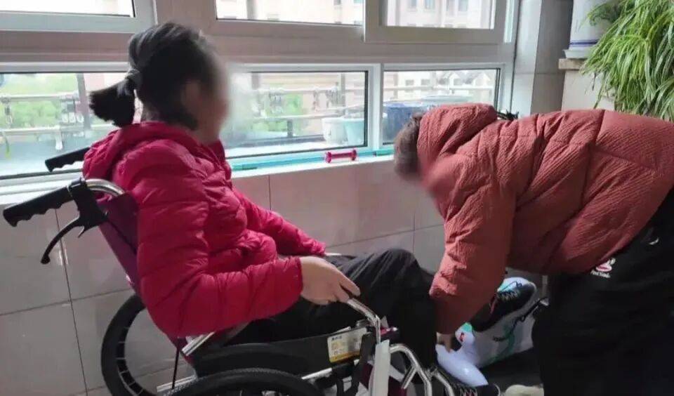 28岁妻子突发罕见病全身瘫痪,丈夫哄骗卖婚房携款失踪,检方强势介入