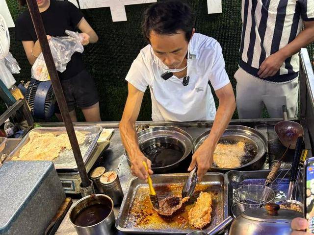 被流量砸中的“鸡排哥”:炸到中暑,每天睡三四个小时,怕辜负顾客不舍得休息