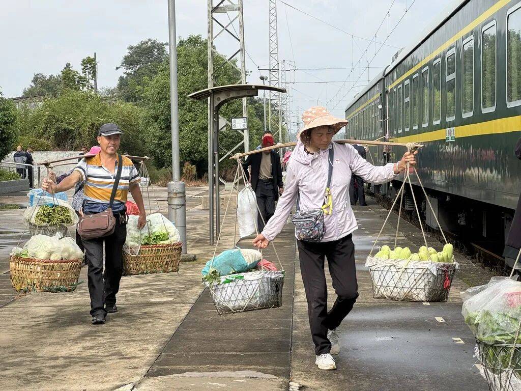 纸质火车票退场,每道折痕里都藏着远方、爱情与山河记忆