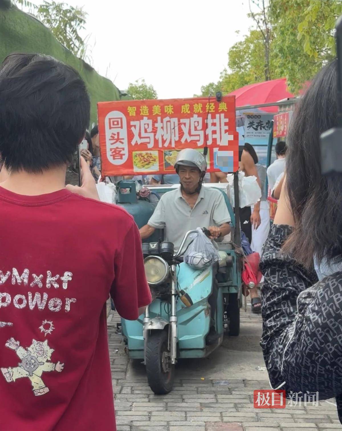 对话鸡排哥李俊永:爆火后每天一二十个镜头对着我,未来不考虑直播带货,更愿意和顾客待在一起