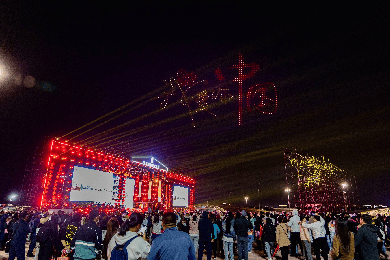 数万游客齐聚哈尔滨冰雪大世界 共赴国庆欢乐盛宴