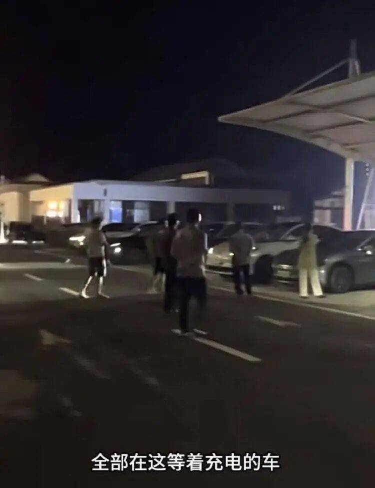 国庆高速路充电桩迎“排队叫号”模式:有车主排队3小时充电1小时