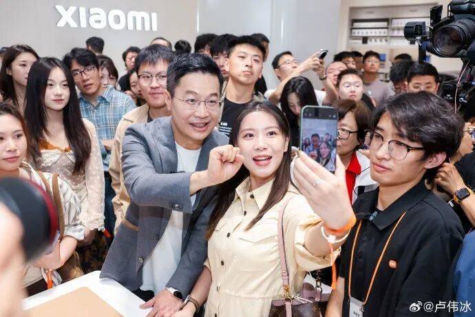 卢伟冰:小米17系列销量已超过100万台,正在抓紧提高生产!公司股价大涨超4%