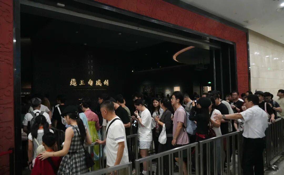 武汉这里什么情况?晚上6点突然排起长队!有人提前五天全家蹲守……