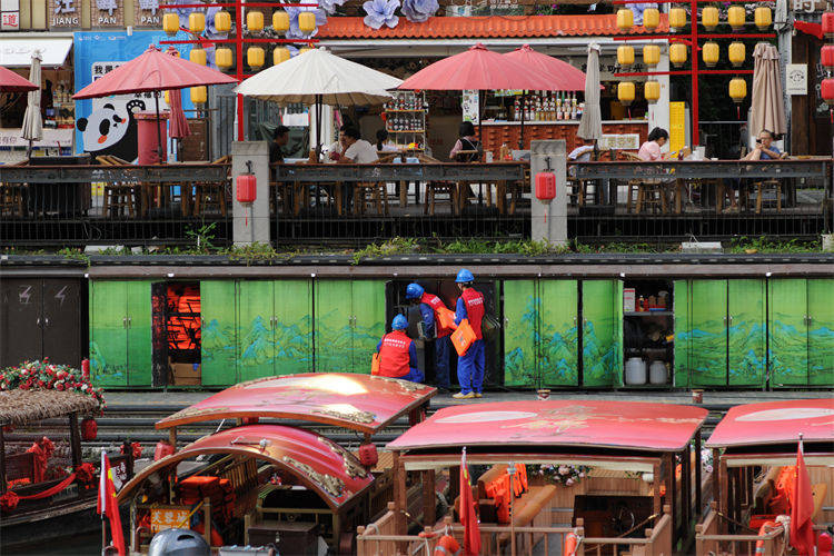 阖家团圆时,他们守护蓉城灯火