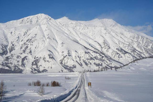 新疆喀纳斯景区遭遇降温降雪,道路仍处于管制状态