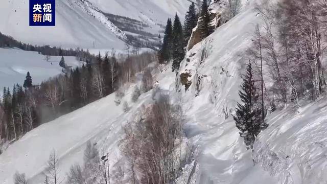 新疆喀纳斯景区遭遇降温降雪,道路仍处于管制状态