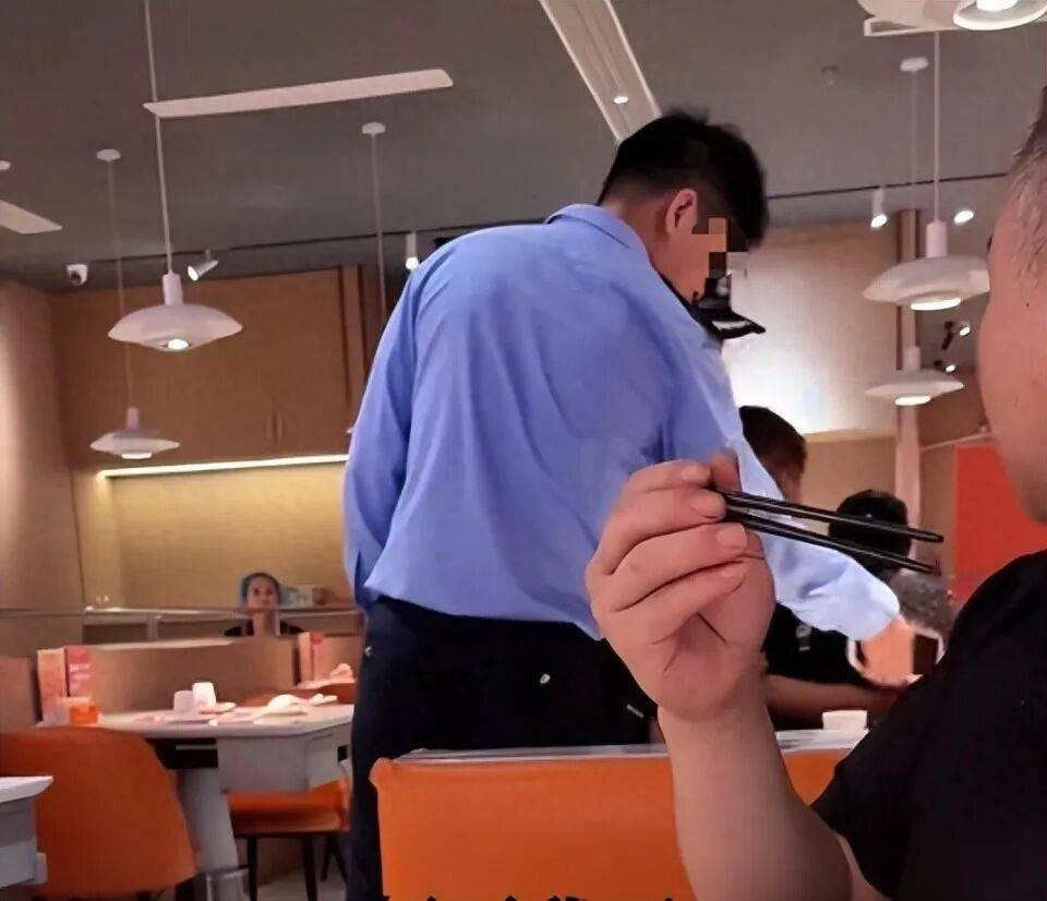 小伙和女友餐厅吃饭，被民警赶来戴铐带走；警方回应：其女友与一离家女孩“撞脸”，错抓已道歉