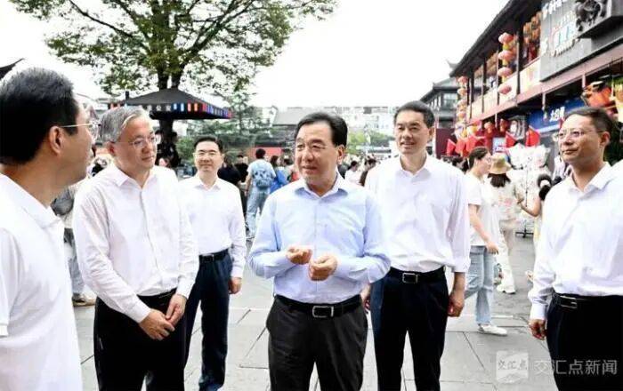 调研假日文旅消费,多地“一把手”走上街头