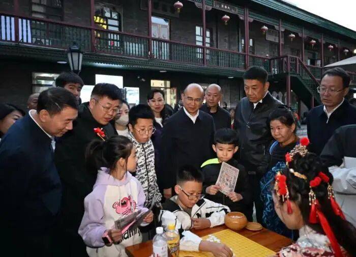 调研假日文旅消费,多地“一把手”走上街头