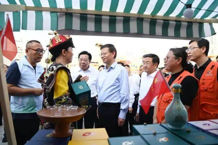 调研假日文旅消费,多地“一把手”走上街头