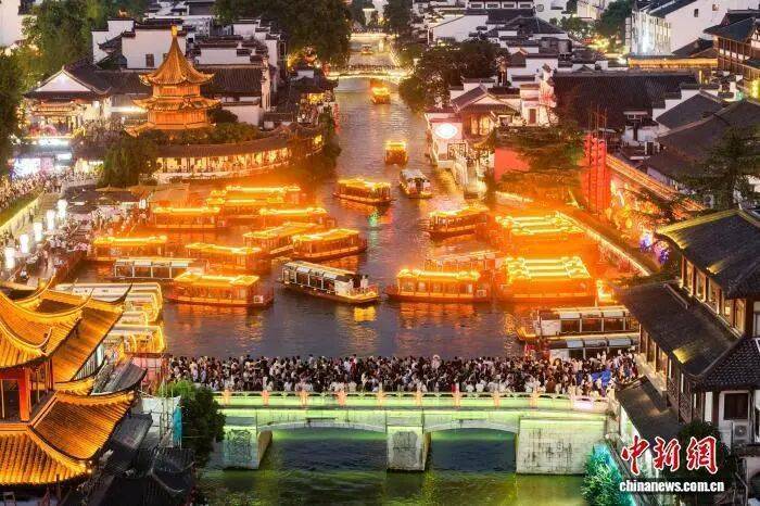 调研假日文旅消费,多地“一把手”走上街头