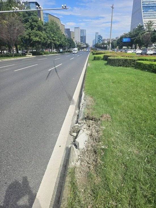 小米汽车失控起火司机遇难，目击者称车速150km/h，实探事故地：燃烧留下的印记仍在