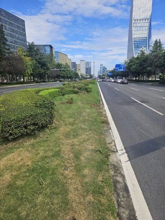 小米汽车失控起火司机遇难，目击者称车速150km/h，实探事故地：燃烧留下的印记仍在