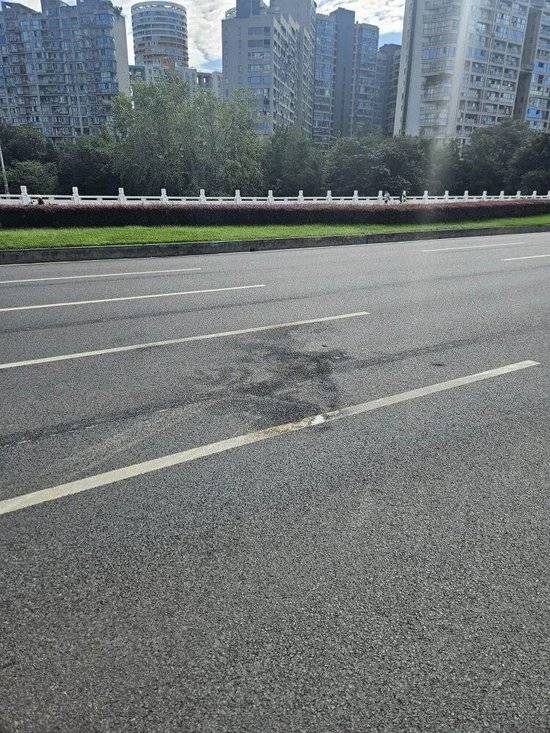 小米汽车失控起火司机遇难，目击者称车速150km/h，实探事故地：燃烧留下的印记仍在