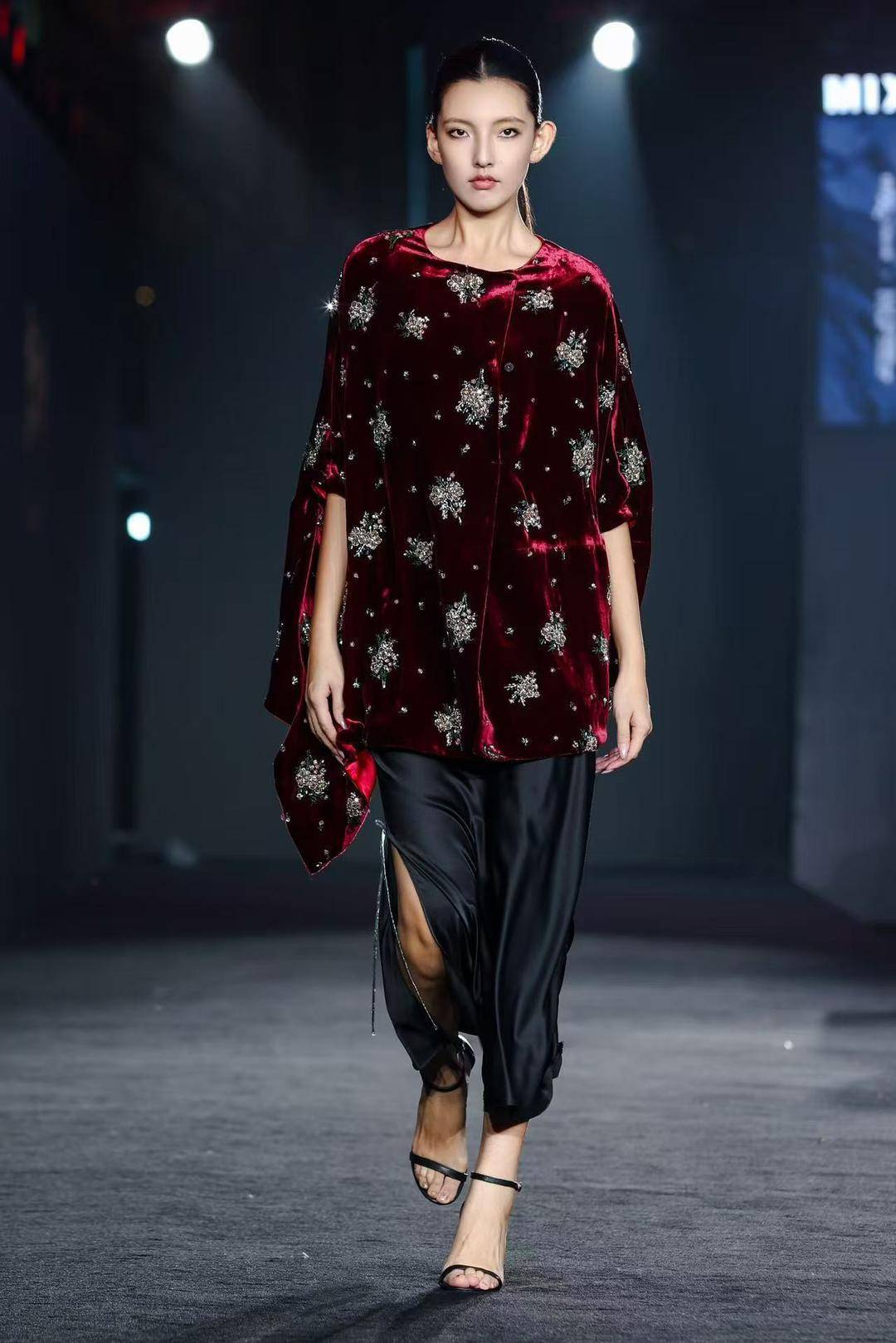 非遗惊艳、萌娃抢镜、大码模特出圈!南京国际时尚周看点太密