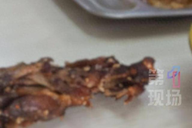 看吐了！上海一快餐店吃出活蛆，正在蠕动……店家回应