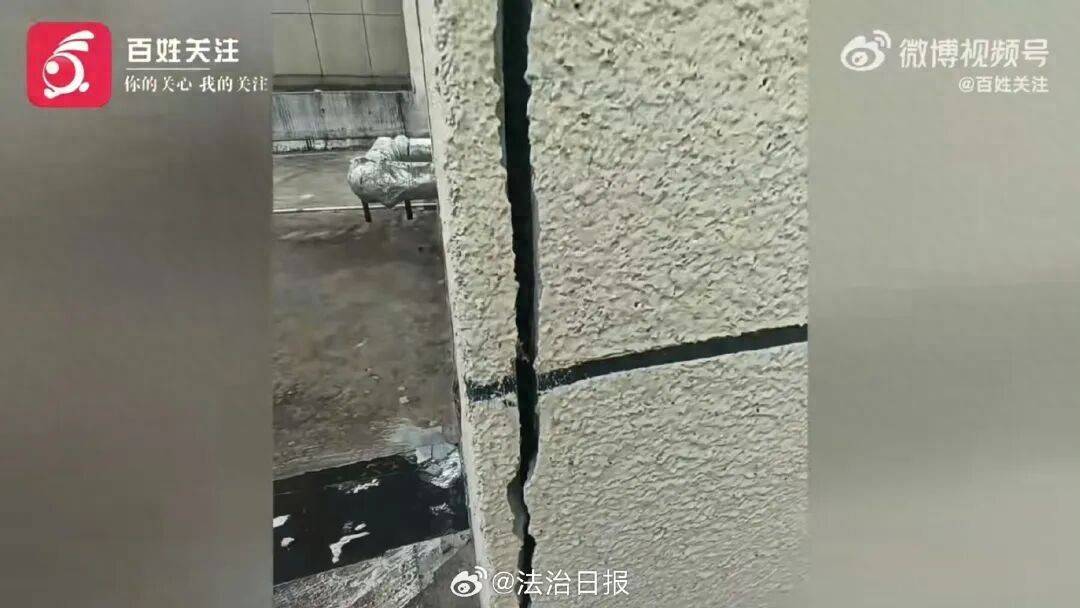 私挖300平方米地下室致整栋楼32户墙体开裂，责任谁担？