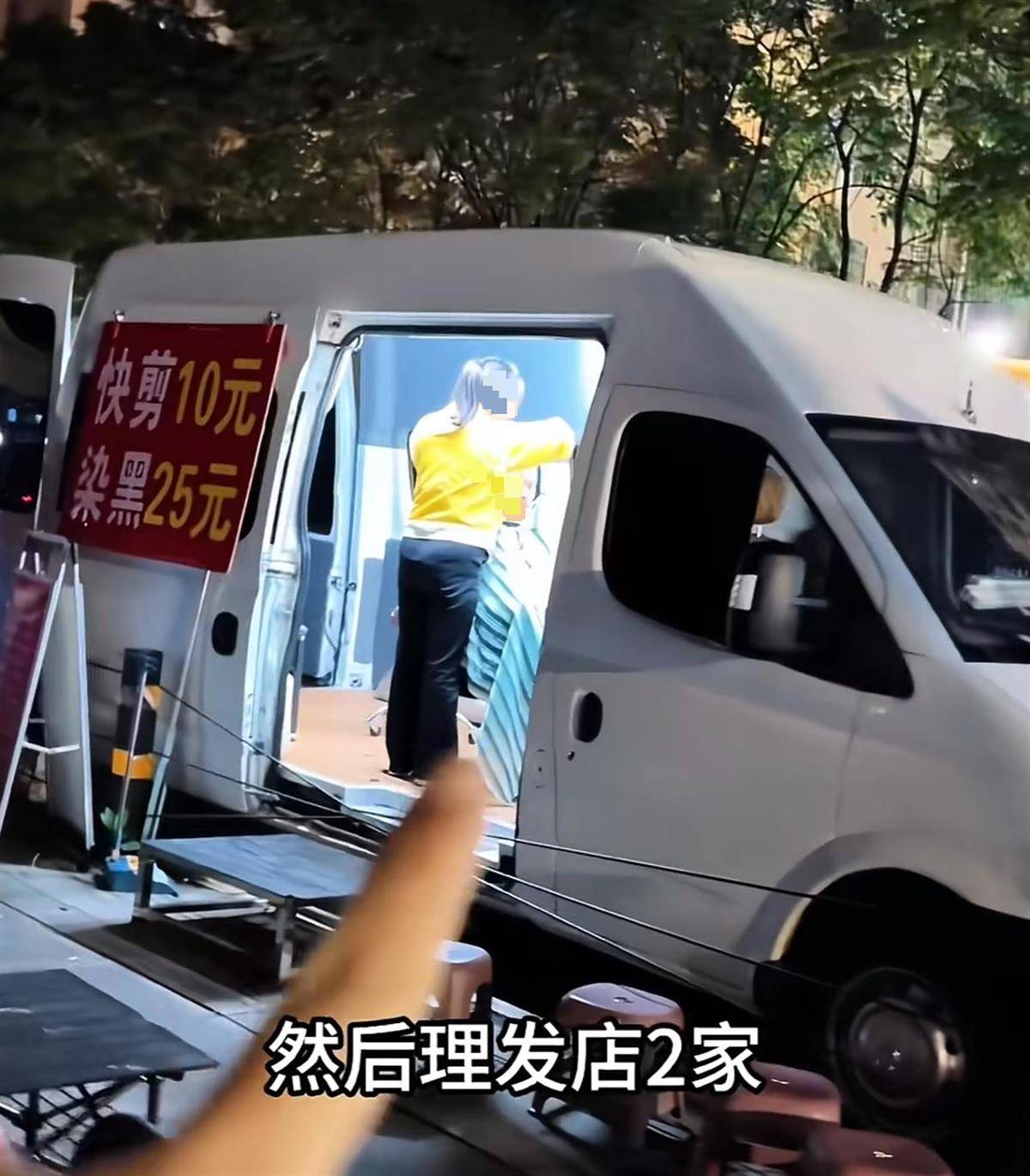 昆明现“理发摊一条街”,几十米内扎堆营业快剪价格均10元,目击者:这复制能力太强了