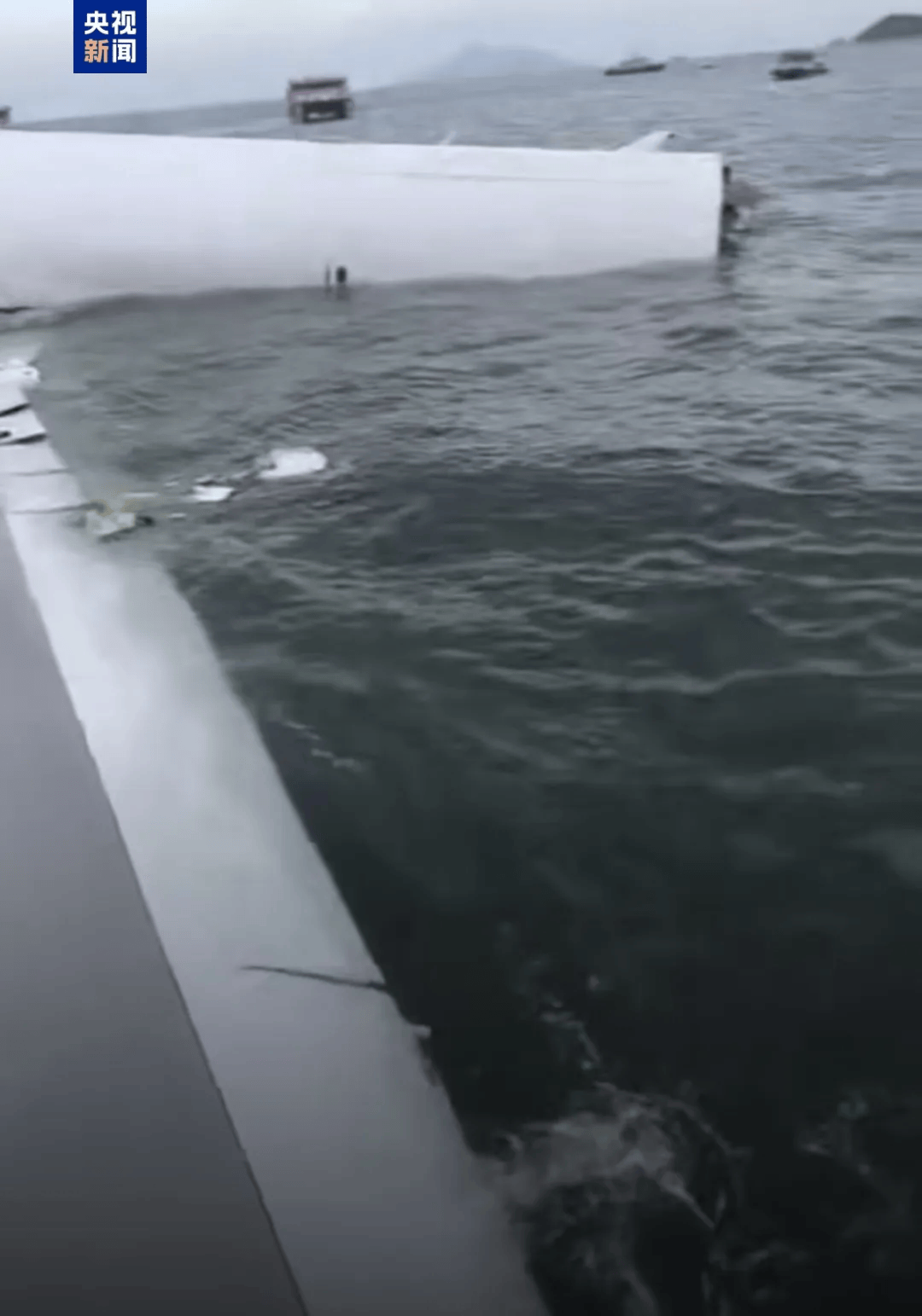 机身断成两截,2名遇难者在海下约7米处被找到,巡逻车在飞机跑道外被撞进海里,香港机场飞机坠海事故更多细节披露