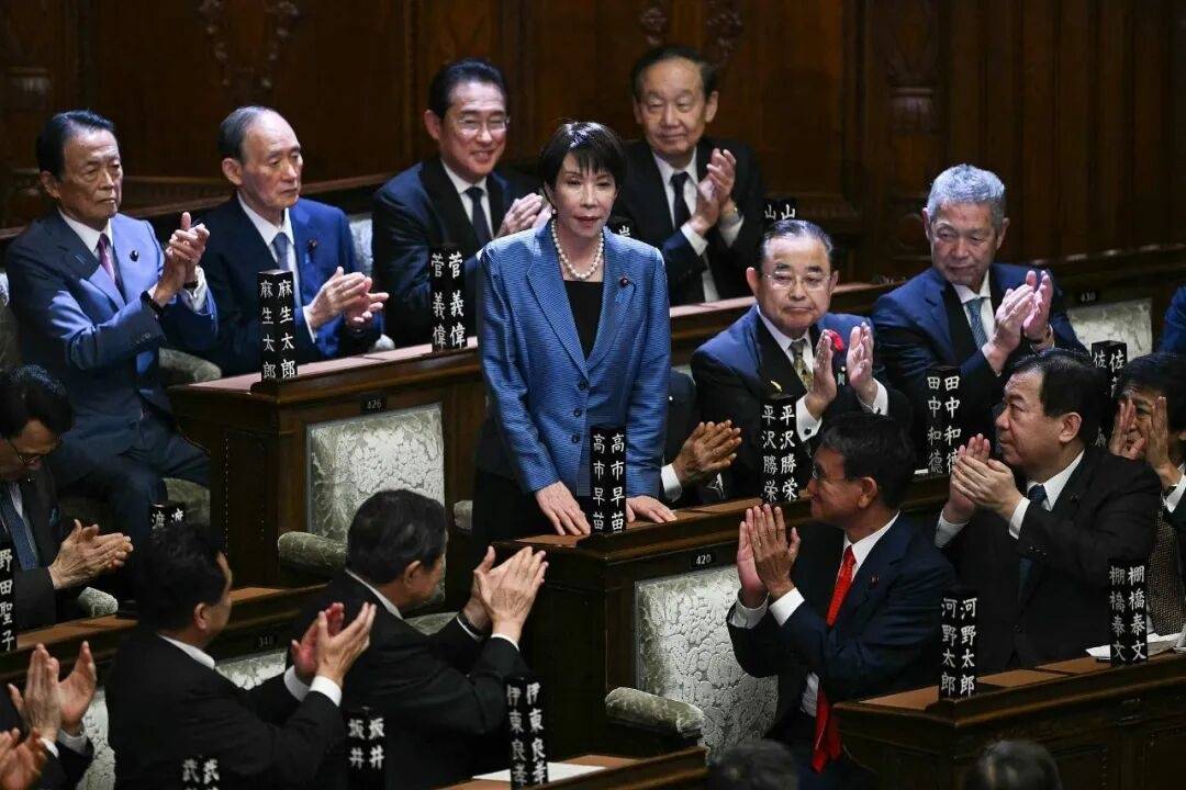 石破茂卸任当天，离开官邸时笑得合不拢嘴；此前吐槽当首相太累，没多少让人开心的事情