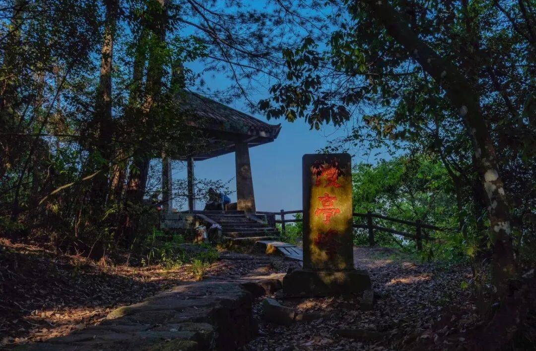 为什么年轻人迷上了爬山? | 秋高气爽,是时候出发了→