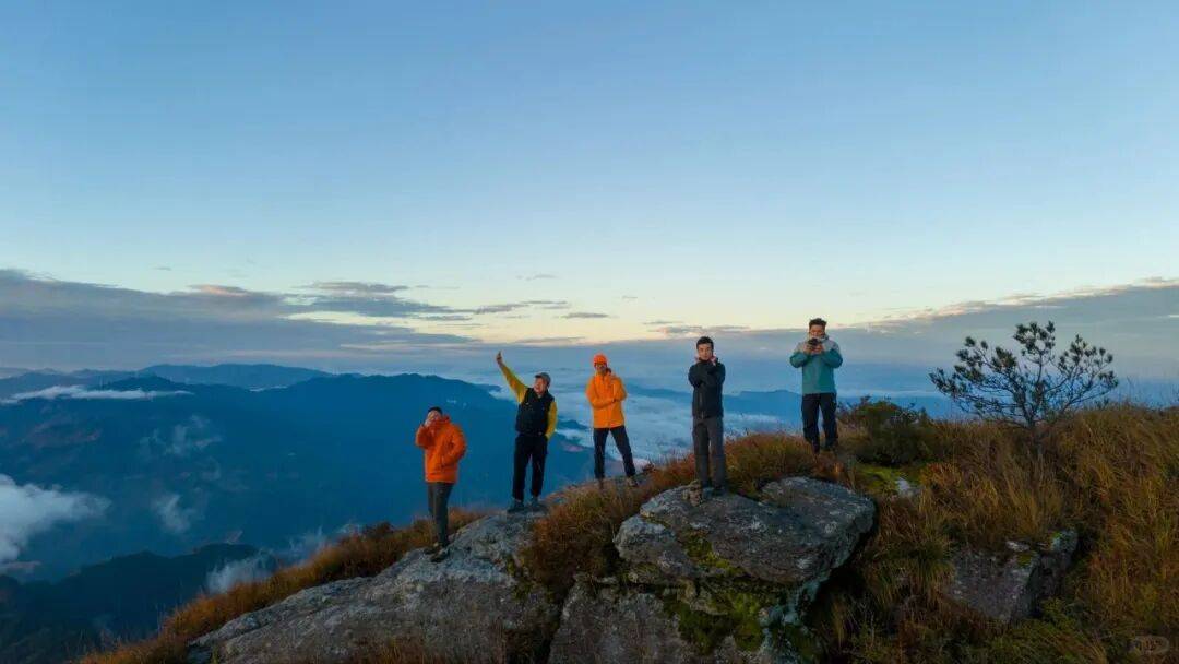 为什么年轻人迷上了爬山? | 秋高气爽,是时候出发了→