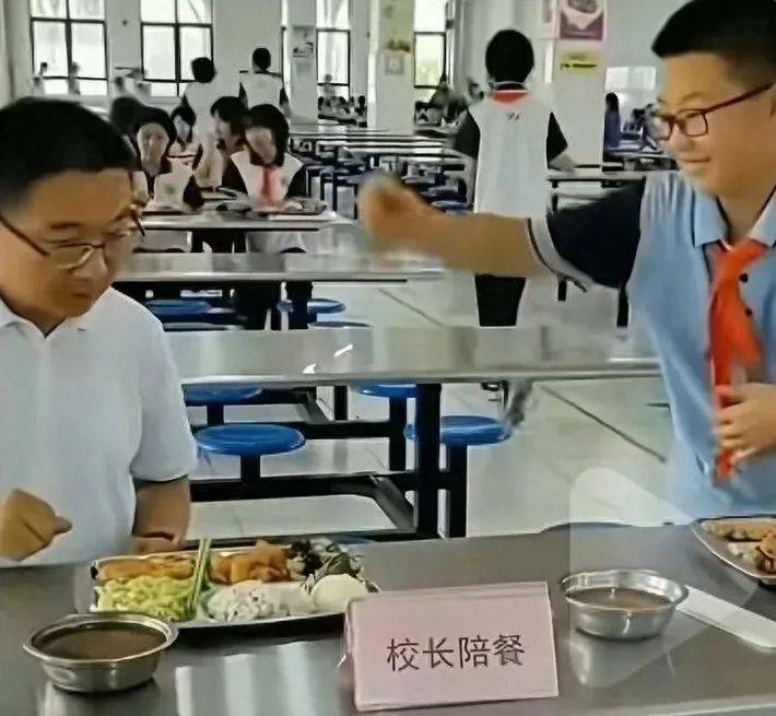 太突然！网红校长去世，年仅54岁！学生留言：“这次，我要把鸡排给他”