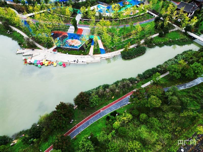 瞰贵州丨湖畔藏尽秋意浓