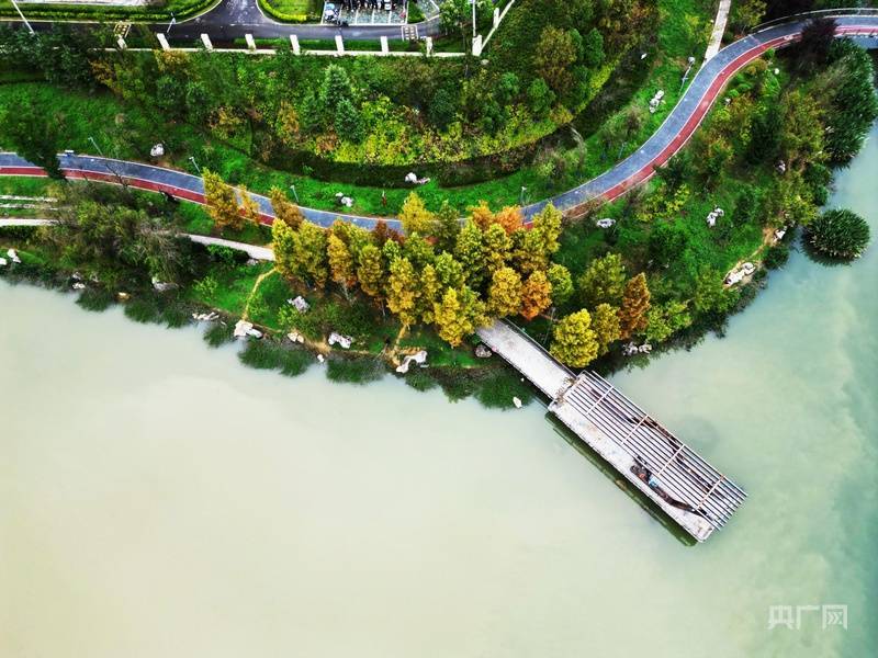 瞰贵州丨湖畔藏尽秋意浓