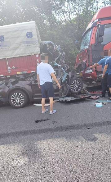 货车高速追尾撞死父子和保姆，司机被判缓刑后今日再审开庭，死者家属：他至今未道歉