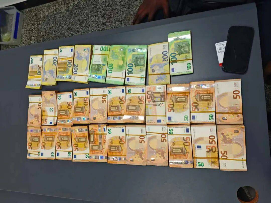 成捆的欧元现金就放在背包里装着，折合人民币超186万元，旅客入境时被广州海关查获