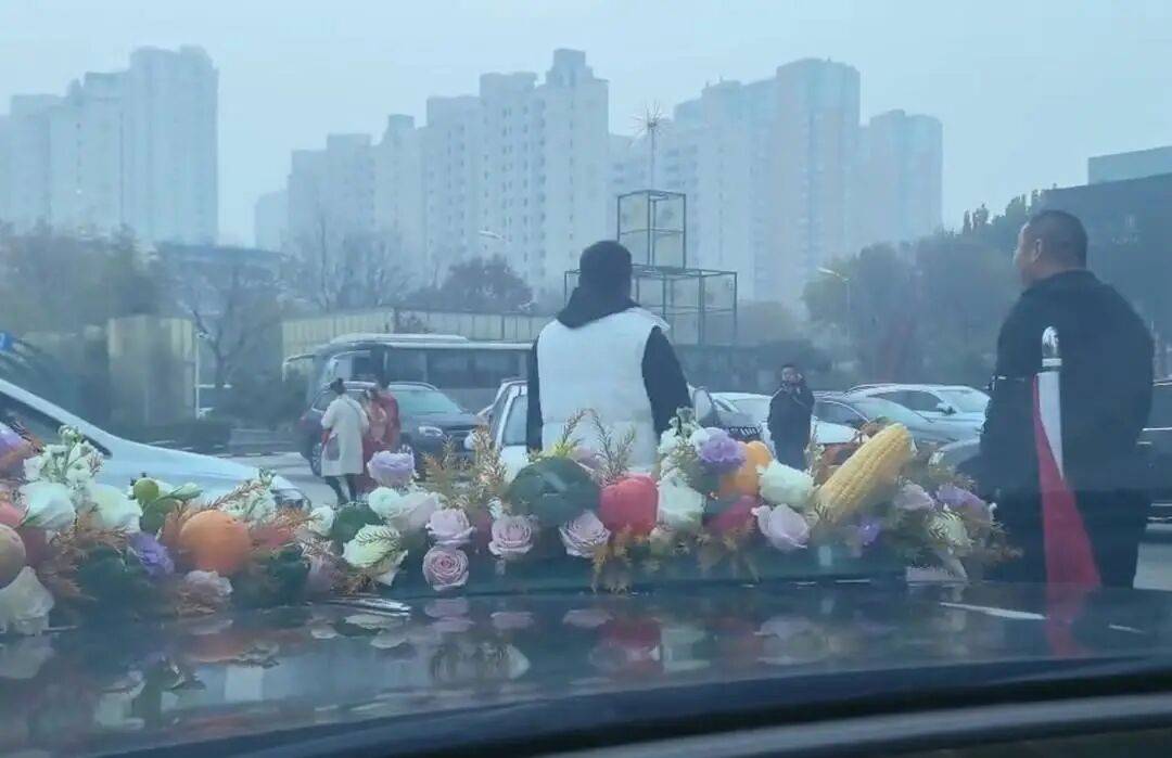 “不给50条烟不让走” ? 知情者称一婚车被拦,新人弃车离开,律师:已达刑事立案标准