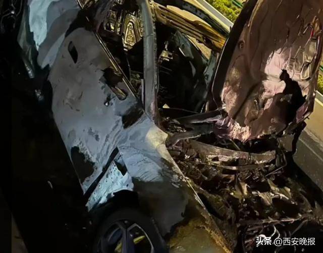 小米汽车起火,消防:车辆在高速发生故障,拖车拖下高速后冒烟起火