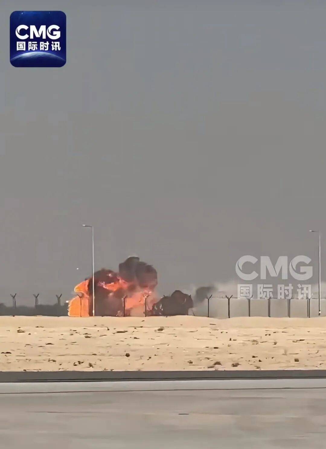 印度国产“光辉”战机在迪拜航展坠毁，现场燃起浓烟，尚不清楚飞行员是否逃生