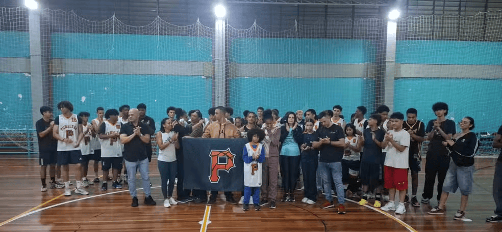 巴西17岁少年在朋友面前秀扣篮，下一秒篮架倒塌被砸头身亡