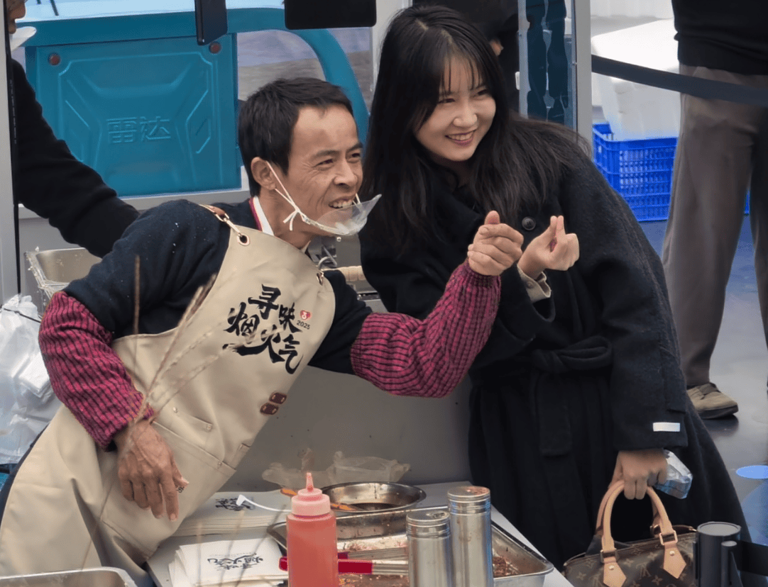 景德镇“鸡排哥”全国巡炸到蓉城……探索“烟火主理人”的爆火密码